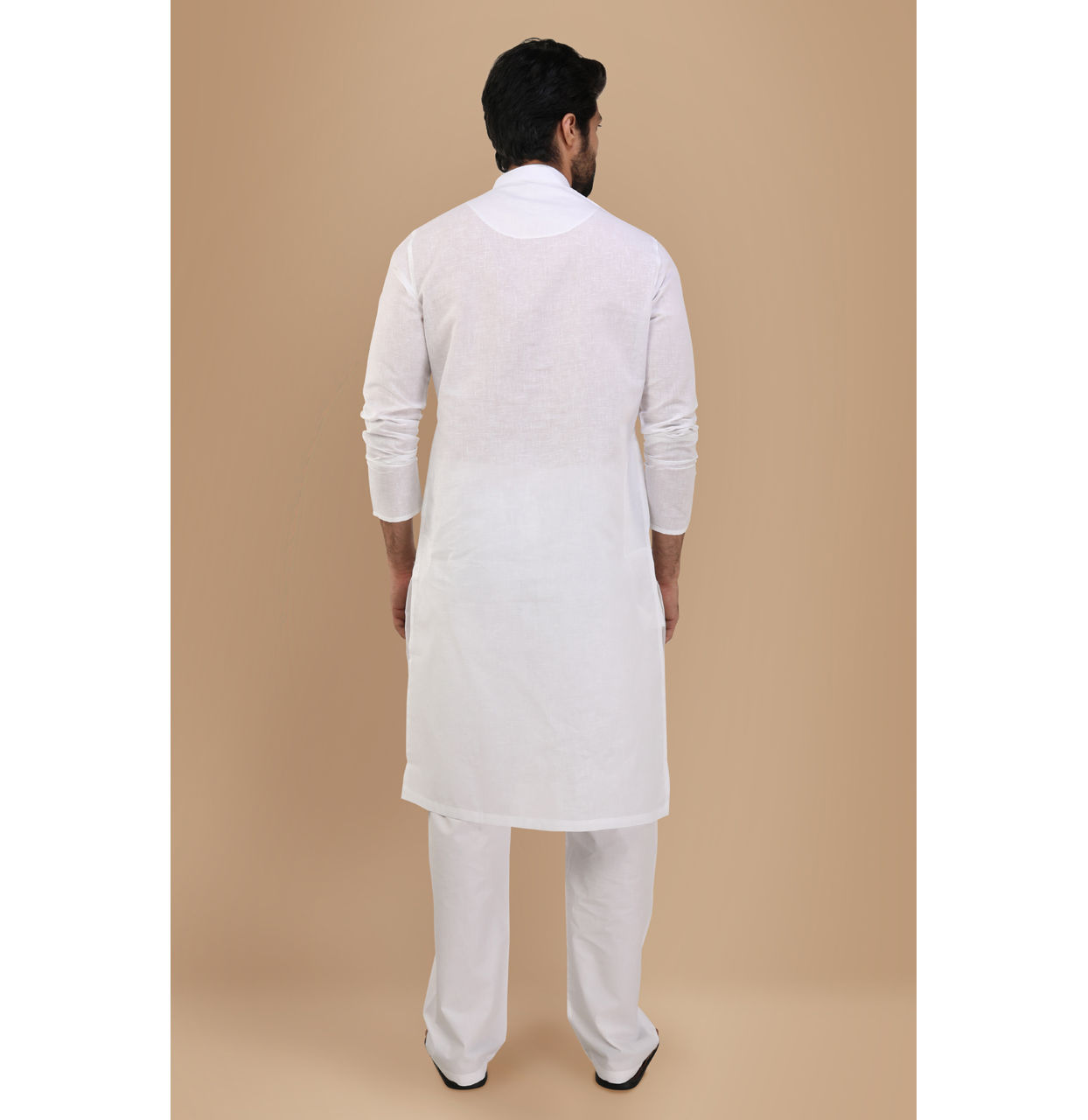 alt message - Manyavar Men Pearl White Solid Kurta Set image number 2